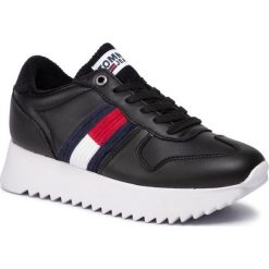 Sneakersy Tommy Jeans High Cleated Seasonal Sneaker EN0EN00658. Czarne półbuty damskie Tommy Jeans, bez wzorów, z jeansu, bez obcasa, bez zapięcia. W wyprzedaży za 289,00 zł.