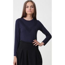 Granatowa Bluzka Tammy. Niebieskie bluzki damskie Born2be, xl, z aplikacjami, z dzianiny, klasyczne, z okrągłym kołnierzem, z długim rękawem. Za 39,99 zł.