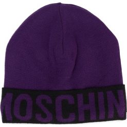 Czapka MOSCHINO - 65168 M2107 011. Fioletowe czapki damskie MOSCHINO, z poliesteru. W wyprzedaży za 189,00 zł.