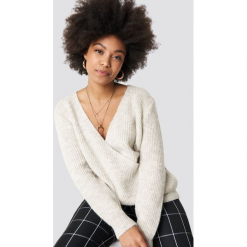 Trendyol Kopertowy sweter - Grey. Szare swetry klasyczne damskie marki Vila, l, z bawełny, z okrągłym kołnierzem. Za 100,95 zł.