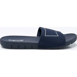 Levi's - Klapki June. Niebieskie kapcie męskie marki Levi's®, z materiału. W wyprzedaży za 69,90 zł.