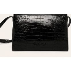 Calvin Klein - Torebka. Czarne listonoszki damskie Calvin Klein, w paski, ze skóry ekologicznej, na ramię, małe, bez dodatków. W wyprzedaży za 249,90 zł.
