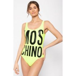 Strój kąpielowy Moschino Underwear & Swim 8103 5955. Żółte stroje kąpielowe damskie Moschino Underwear & Swim, bez wzorów, z elastanu. W wyprzedaży za 549,00 zł.