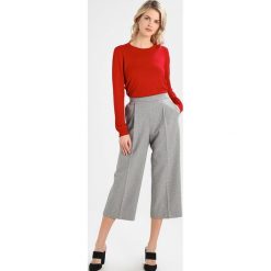 Swetry klasyczne damskie: Kaffe TAPE Sweter chili red