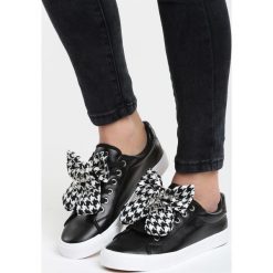 Czarne Buty Sportowe Giver. Czarne buty sportowe damskie Born2be, bez wzorów, sportowe. Za 59,99 zł.