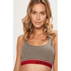 Guess Jeans - Biustonosz sportowy. Czerwone biustonosze sportowe damskie Guess Jeans, s, z aplikacjami, z elastanu. W wyprzedaży za 79,90 zł.