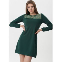 Ciemnozielona Sukienka Doreen. Zielone sukienki damskie Born2be, na lato, s, bez wzorów, z dzianiny, wizytowe, bez kołnierzyka, bez rękawów. Za 69,99 zł.