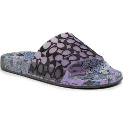 Klapki COACH - Udele Sig Rub Slide G4930 11001677 Soft Lilac/Black. Fioletowe klapki damskie Coach, bez wzorów, z tworzywa sztucznego, bez obcasa. W wyprzedaży za 239,00 zł.