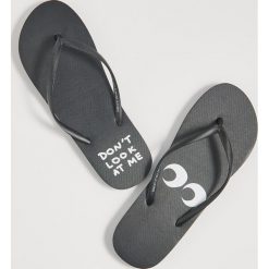 Klapki japonki Don't look at me - Czarny. Czarne klapki damskie Sinsay, bez wzorów, bez obcasa. Za 9,99 zł.