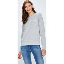 Calvin Klein Jeans - Bluza. Szare bluzy damskie Calvin Klein Jeans, l, z nadrukiem, z bawełny, bez kaptura. W wyprzedaży za 279,90 zł.