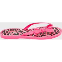 Melissa - Japonki Animal Print. Różowe klapki damskie Melissa, bez wzorów, z gumy, bez obcasa, na obcasie. W wyprzedaży za 199,90 zł.
