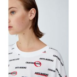Biała koszulka z napisami. Białe t-shirty damskie marki Pull&Bear, z napisami. Za 49,90 zł.