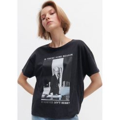 T-shirt Diabeł ubiera się u Prady - Czarny. Czarne t-shirty damskie Reserved, s, bez wzorów, bez kołnierzyka. Za 39,99 zł.