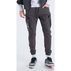 Elastyczne spodnie slim jogger - Szary. Szare spodnie męskie Cropp, m, bez wzorów. W wyprzedaży za 79,99 zł.
