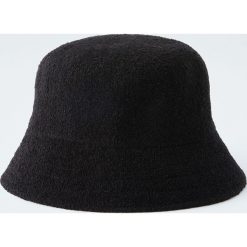 Czarna czapka. Czarne czapki damskie Pull&Bear, bez wzorów. Za 59,90 zł.