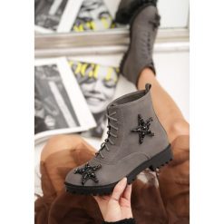 Szare Botki Yellow Brick Road. Szare botki damskie Renee, bez obcasa, na płaskiej podeszwie, bez zapięcia. Za 79,99 zł.