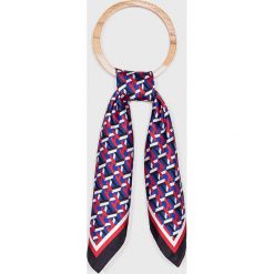 Tommy Hilfiger - Apaszka. Niebieskie szaliki damskie TOMMY HILFIGER, bez wzorów, z jedwabiu. Za 169,90 zł.