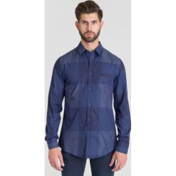 GRANATOWA KOSZULA TRUSSARDI JEANS. Niebieskie koszule męskie Trussardi Jeans, m, bez wzorów, z jeansu, z klasycznym kołnierzykiem, bez rękawów. Za 244,50 zł.