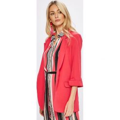 Answear - Żakiet Stripes Vibes. Różowe marynarki i żakiety damskie ANSWEAR, l, z elastanu, casualowe. W wyprzedaży za 89,90 zł.