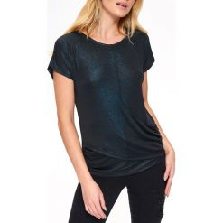 Błyszcząca bluzka z zakładką. Niebieskie bluzki damskie Top Secret, bez wzorów, eleganckie, bez kołnierzyka, z krótkim rękawem. W wyprzedaży za 39,99 zł.