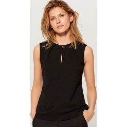 Elegancki top z zapięciem - Czarny. Czarne topy damskie Mohito, s, bez wzorów, bez kołnierzyka. Za 49,99 zł.