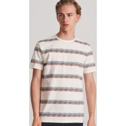 T-shirt we wzorzyste pasy - Kremowy. Białe t-shirty męskie Reserved, s, bez wzorów, bez kołnierzyka. Za 49,99 zł.