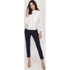 Ecru Elegancka Kobieca Bluzka z Falbankami. Niebieskie bluzki damskie Lanti, s, bez wzorów, z poliesteru, eleganckie, z falbankami, bez rękawów. Za 114,90 zł.