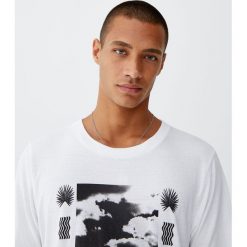 Koszulka ze zdjęciem i etnicznym nadrukiem. Białe koszulki męskie Pull&Bear, m, z nadrukiem, bez kołnierzyka, z krótkim rękawem, krótkie. Za 49,90 zł.