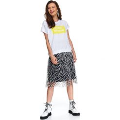 T-shirt damski z krótkim rękawem ozdobiony nadrukiem w intensywnym kolorze. Białe t-shirty damskie Top Secret, z nadrukiem, bez kołnierzyka. W wyprzedaży za 39,99 zł.