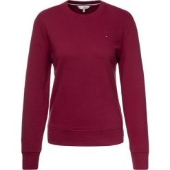 Bluza TOMMY HILFIGER WW0WW24850. Czerwone bluzy damskie TOMMY HILFIGER, xs, bez wzorów, z bawełny, bez rękawów, bez kaptura. W wyprzedaży za 279,00 zł.