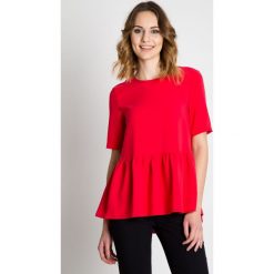 Czerwona bluzka z falbaną BIALCON. Czerwone bluzki damskie BIALCON, bez wzorów, z tkaniny, eleganckie, z klasycznym kołnierzykiem, bez rękawów. W wyprzedaży za 91,00 zł.