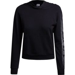 Bluza DEHA ACTIVE. Czarne bluzy damskie Deha, z nadrukiem, z dzianiny. W wyprzedaży za 155,00 zł.