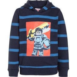 LEGO Wear NEXO KNIGHTS SAXTON 604 Bluza z kapturem dark navy. Niebieskie bluzy męskie marki LEGO Wear, z bawełny, z kapturem. W wyprzedaży za 127,20 zł.