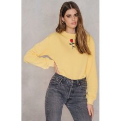 Bluzy damskie: NA-KD Bluza z haftowaną różą – Yellow
