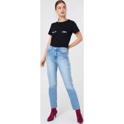Boyfriendy damskie: NA-KD Trend Dwukolorowe jeansy z bocznym pasem - Blue