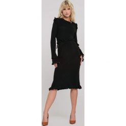 Czarna Sukienka Joyner. Czarne sukienki damskie Renee, s, z dzianiny, eleganckie, z okrągłym kołnierzem, midi, proste. Za 149,99 zł.