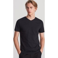 T-shirt z dekoltem w serek - Czarny. Czarne t-shirty męskie Reserved, xl, bez wzorów, z dekoltem w serek. Za 49,99 zł.