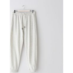 Dresowe joggery - Jasny szary. Szare spodnie męskie Sinsay, s, bez wzorów, z dresówki. Za 49,99 zł.