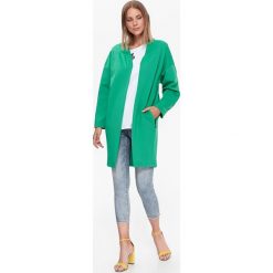 Długa bluza w formie wiosennego płaszcza, w modnym kolorze, z ozdobnymi zamkami przy kieszeniach. Zielone bluzy damskie na lato, z dzianiny, długie. W wyprzedaży za 69,99 zł.