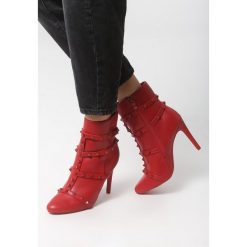 Czerwone Botki Miscellany. Czerwone botki damskie Born2be, bez obcasa, na obcasie, bez zapięcia. W wyprzedaży za 114,99 zł.