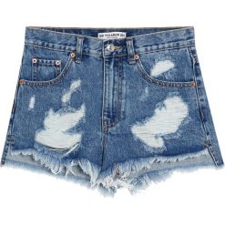 Jeansowe spodenki mom fit. Szare szorty damskie Pull&Bear, bez wzorów, z jeansu. Za 89,90 zł.