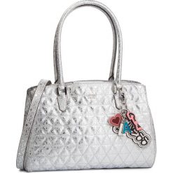 Torebka GUESS - HWMY71 81080 SIL. Szare torebki klasyczne damskie marki Guess, z aplikacjami, ze skóry ekologicznej. Za 679,00 zł.