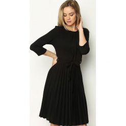 Czarna Sukienka Pleated Belted. Czarne sukienki damskie Born2be, s, w paski, z okrągłym kołnierzem, bez rękawów, mini, plisowane. Za 89,99 zł.