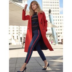 ELEGANCKI CZERWONY PŁASZCZ Z DWURZĘDOWYM ZAPIĘCIEM. Czerwone płaszcze damskie pastelowe Top Secret, na jesień, eleganckie. Za 299,99 zł.