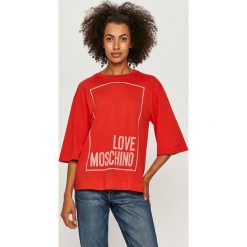 Love Moschino - T-shirt. Czarne topy damskie Love Moschino, m, z nadrukiem, z bawełny, casualowe, z okrągłym kołnierzem. Za 569,90 zł.