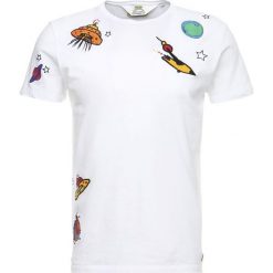T-shirty męskie: Wrangler by Peter Max OUTERSPACE TEE Tshirt z nadrukiem white