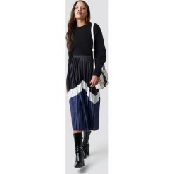NA-KD Trend Kolorowa spódnica midi - Black,Blue. Niebieskie spódniczki damskie NA-KD Trend, bez wzorów, midi, plisowane. Za 121,95 zł.
