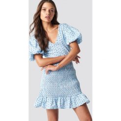Trendyol Sukienka mini z dekoltem V - Blue. Niebieskie sukienki damskie marki Trendyol, bez wzorów, z dekoltem na plecach, z krótkim rękawem, krótkie, mini. Za 100,95 zł.
