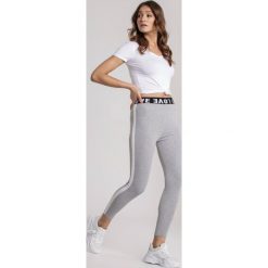 Jasnoszare Legginsy Zhahaneh. Szare legginsy sportowe damskie Renee, s, z nadrukiem, z dzianiny, z podwyższonym stanem, na fitness i siłownię. Za 49,99 zł.