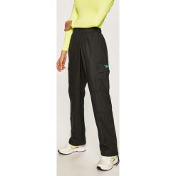 Reebok Classic - Spodnie. Czarne spodnie damskie Reebok Classic, s, z poliesteru. W wyprzedaży za 229,90 zł.